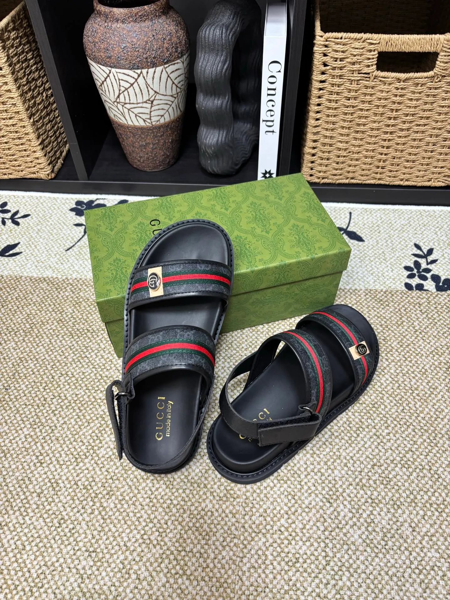 Factory 💰 300 yuan Gucci slippers] high-end men's shoes brand official website 1:1 latest masterpiece: original mold customization, the fabric is made of imported original materials, upgraded outsole, lighter and non-slip. The market's top quality, simple yet tasteful, a must-have for fashionistas, fashionable at your feet, full of confidence, the same style at the counter 👍The season of summer slippers is here. Code: 38-45 (45 customized)